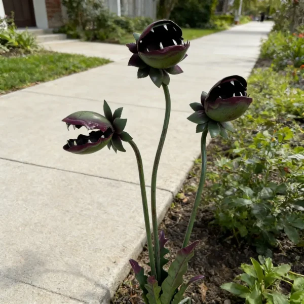 3-Headed Metal Venus Flytrap Garden Stake, Rust Finish Halloween Carnivorous Plant Yard Art for Outdoor Lawn Decor